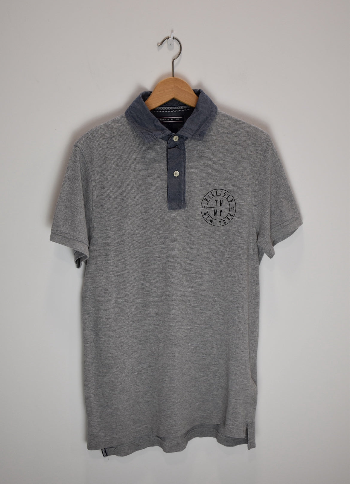 Polo gris Tommy Hilfiger.