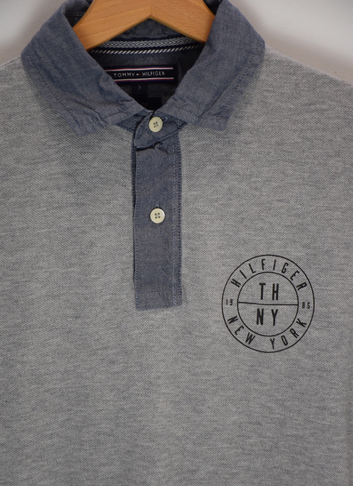 Polo gris Tommy Hilfiger.